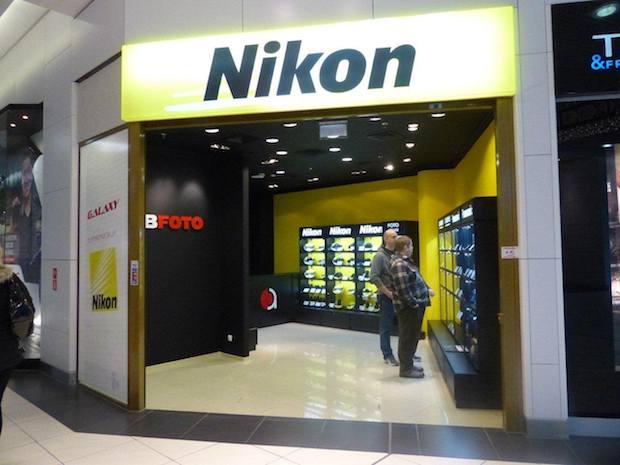 Salon fotograficzny Nikon otwarty jest na poziomie 2. W ofercie znajdziemy bardzo szeroki wybór produktów foto, zarówno dla profesjonalistów jak i dla amatorów. W salonie można znaleźć produkty marek: Nikon, Panasonic, Samsung, Olympus, Manfrotto, Slik, San Disk, Toshiba, Hama, Case Logic, Sigma, Tiffen, Domke,Vanguard.