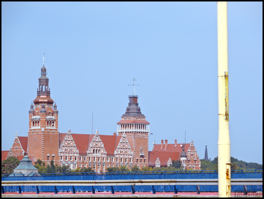 Ikona panoramy Szczecina, ostatni z trzech gmachów (licząc od Trasy Zamkowej) przy Wałach Chrobrego, siedziba Zachodniopomorskiego Urzędu Wojewódzkiego. To jedna z tych budowli, której realne doświadczenie pozostaje w pamięci na bardzo długo
