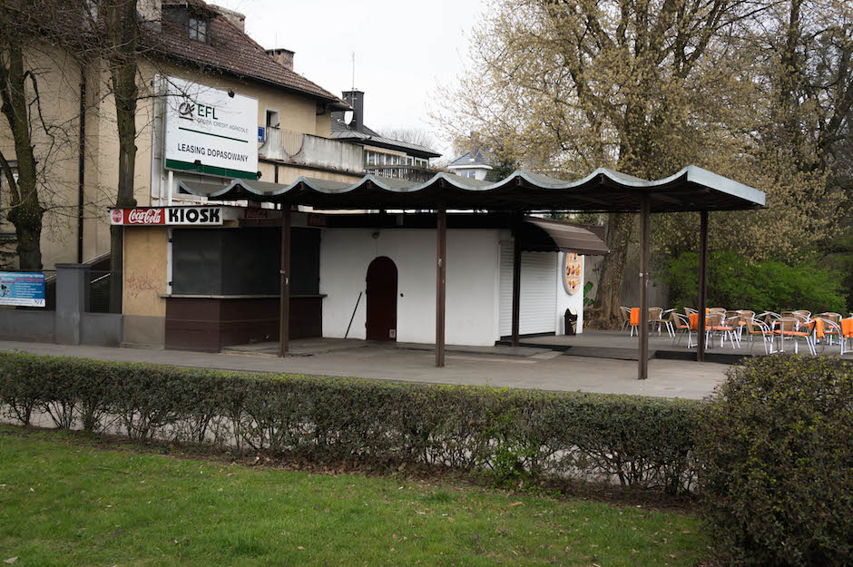Szedłem dalej, zdziwił mnie zamknięty kiosk (!), w końcu weekend. Kawiarenka z lodami otworzyła się kilka chwil po zrobieniu tego zdjęcia.