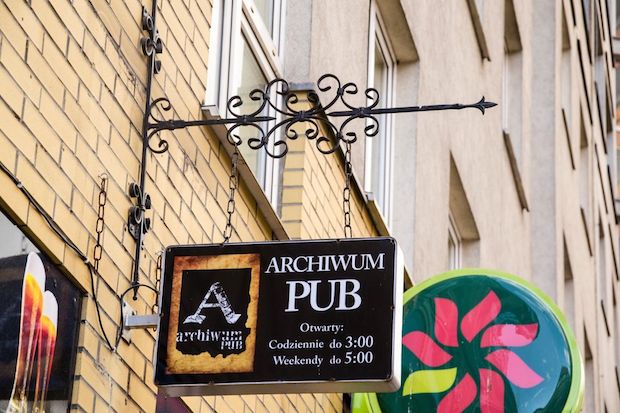 ul. Jagiellońska 70a Lokal, który mocno wyróżnia się w... chaosie reklamowym w tym rejonie, co zobaczycie na kolejnym zdjęciu. 