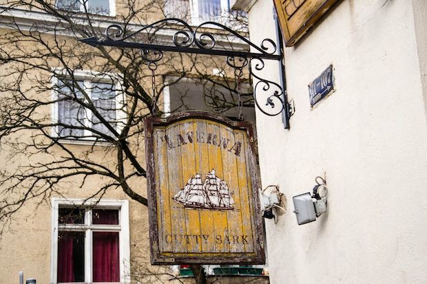 al. Bohaterów Warszawy 111 Tawerna Cutty Sark. Oprócz szyldu na uwagę zasługuje elegancki, drewniany baner. Lokal istnieje od 1995 roku.