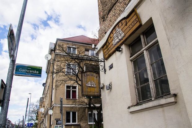 Tutaj widać drewniany szyld Cutty Sark. 