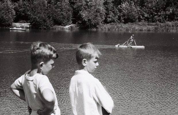 Jezioro Rusałka jako obiekt rekreacyjny. Wędkarze, Kajaki, rowery wodne, ścieżki. Połowa lat 50 XX w. Fot. ze zbiorów Wojciecha Bojarskiego