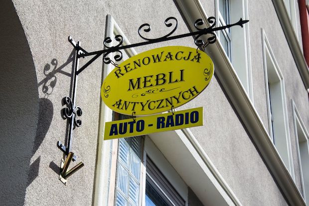 ul. Noakowskiego 24  renowacja mebli i radia samochodowe. Wygląda na to, że dwie firmy po prostu się dogadały. Genialne i godne naśladowania. Do tego niedrogie, jak podejrzewam.
