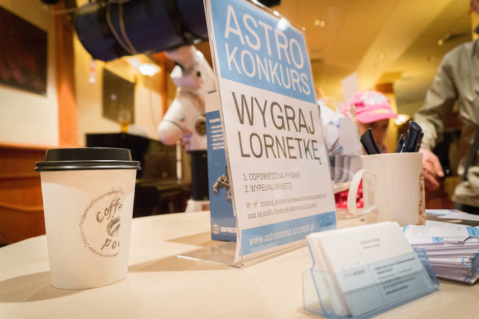 Można było wygrać lornetkę. Wystarczyło odpowiedzieć na pytanie: ile planet znajduje się w układzie słonecznym... czyli "Moja wiecznie zapracowana mama jutro sama upiecze nam placek" - teraz już bez ostatniego słowa. 