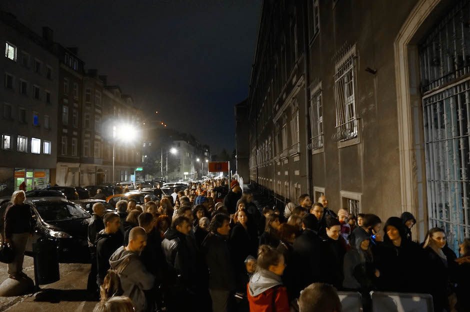 Tu już jesteśmy pod Urzędem Miasta, gdzie była okazja do zwiedzenia bunkrów znajdujących się pod budynkiem. Kolejka jak po meble za komuny. A że nie lubię stać w kolejkach, to nie czekałem. 
