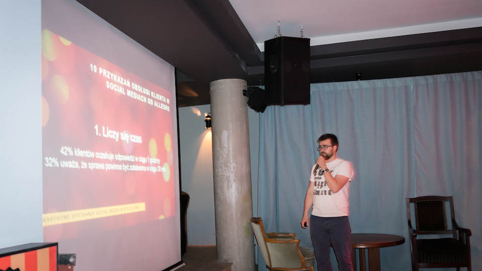 Na scenie pojawił się Dawid Pierz. Aktualnie pracuje na ciekawym stanowisku "Specjalista ds. Monitoringu Social Media w Allegro". Dużo przeprosin, wykonanie nie rzucało na kolana, ale za to dużo wiedzy. Dobrze jest poznać od podszewki, jak to wygląda w innych firmach. Dawid podkreślał, że to jego pierwszy taki speech. 