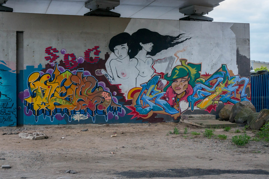 Większość streetartów ma już swoje lata, widać na nich ząb czasu. Powstawały w ramach Graffiti Eco Jamów, które odbywały się w tym miejscu. 