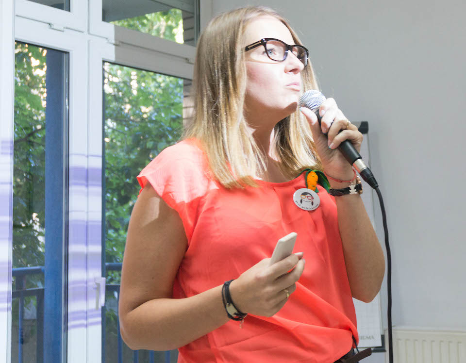 Kasia stara się zawołać wszystkich do wspólnego zdjęcia. Pomogła dopiero informacja, że jest drugi konkurs i do wygrania są 2 iPhone'y, oczywiście ofoliowane. 