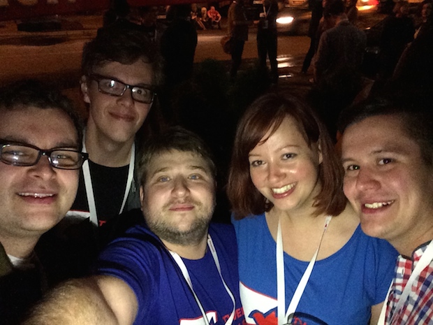 Nowy poziom samojebek - zdjęcia doświetlane latarkami z innych telefonów. Tutaj z organizatorami - Krzysiek Kotkowicz i Małgosia Pawłowska #bestorganizatorzyever #love