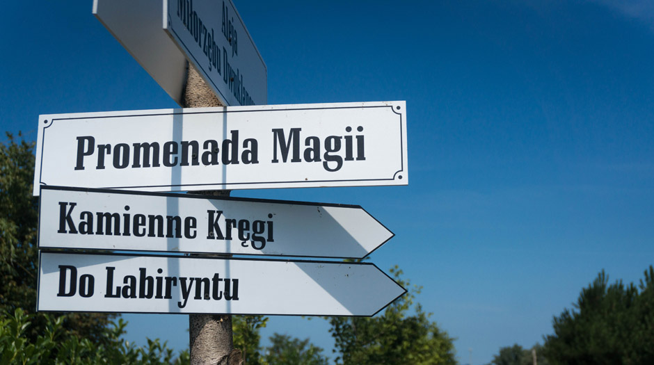 Z tymi wszystkimi drogowskazami czułem się, jakbym był bohaterem kolejnej części Harrego Pottera. 