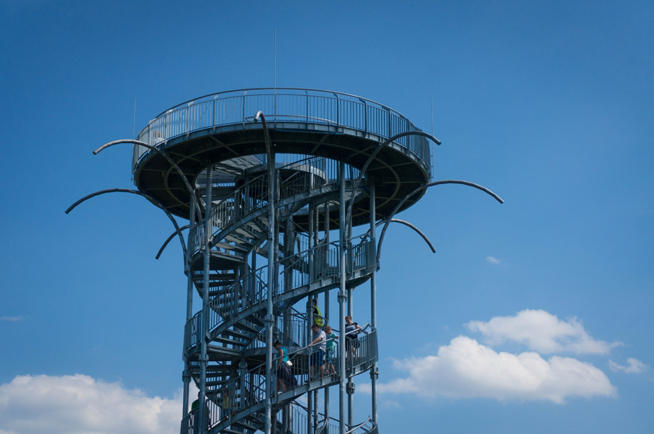 Przy samym labiryncie znajduje się prawie 20-metrowa wieża, z której można podziwiać ogrom ogrodów i labiryntu (i oczywiście śmiać się z ludzi, którzy nie mogą wyjść z plątaniny zielonych korytarzy). 
