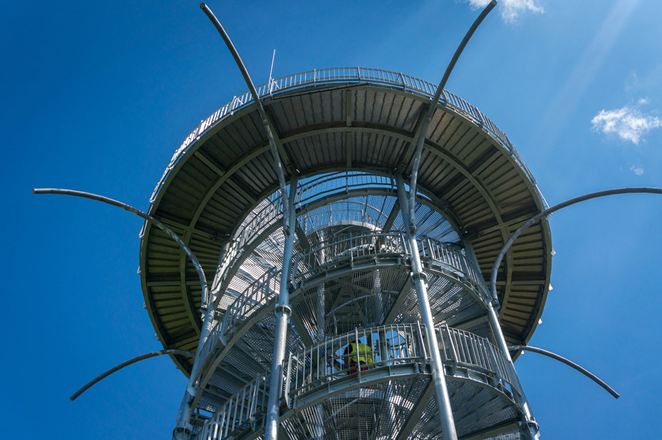 Wieża robi naprawdę dobre wrażenie, szczególnie widoki z góry (o tym za chwilę). Jej kształt został zaprojektowany na bazie helisy DNA. Podczas budowy użyto ponad 6000 śrub (taka ciekawostka). 