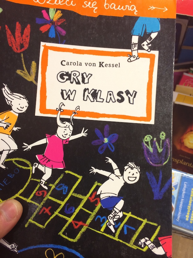 Książka z instrukcją "jak grać w klasy". Szukałem też części o grze w berka, niestety już wykupiona.