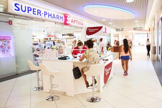 Manicure Express (poziom 0) to stoisko, w których można wykonać usługę manicure, bez umawiania się. Marka obecna jest od 2,5 roku na polskim rynku, ma 14 punktów w 7 miastach. 