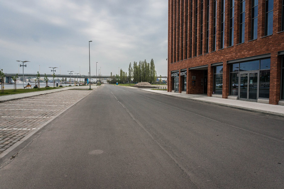 Od razu widać, że to dzień wolny. W tygodniu okolica Lastadii zastawiona jest autami, niczym na giełdzie samochodowej. Pewnie w niedługim czasie podjęte zostaną próby uregulowania tego stanu – zakaz parkowania wdłuż ulicy? Strefa płatnego parkowania? Według mnie to tylko kwestia czasu… 