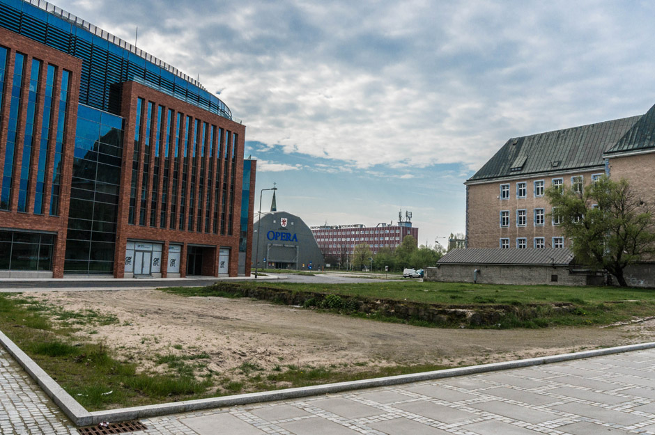 Zastanawia mnie ten plac znajdujący się między Lastadią, a Izbą Celną. Mocno zaniedbany, od strony bulwaru znajduje się tam jakiś murek ułożony z płytek chodnikowych. Orientujecie się do kogo należy ta przestrzeń?