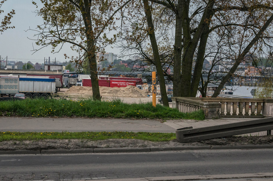 Szkoda, że w tym roku nie powstała tu plaża nad Odrą. Plotki głoszą, że w tym miejscu powstanie kiedyś Hotel Hilton.