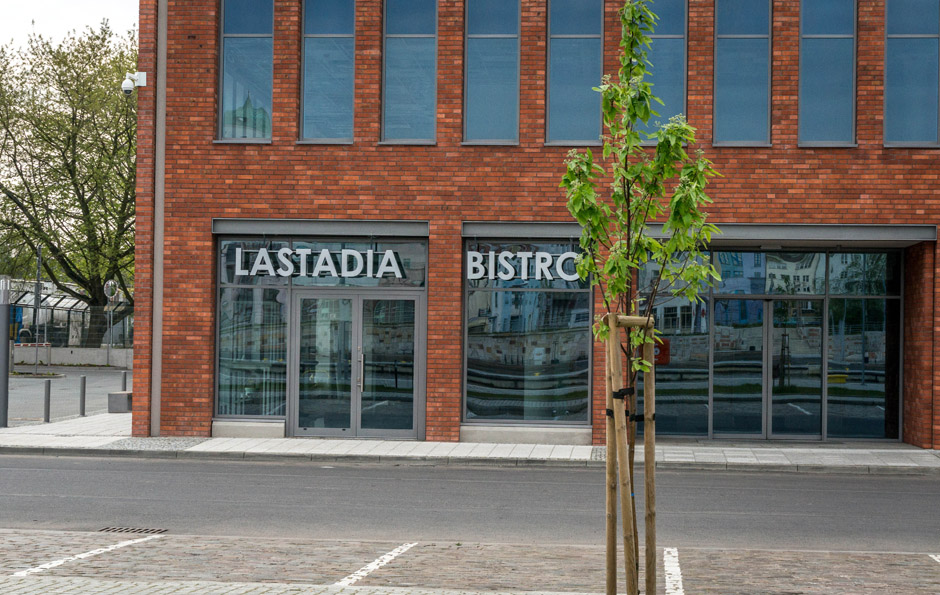 Lastadia Bistro – nie doszło do otwarcia, lokal zmienił właściciela i powstała Trattoria Toscana. Była otwarta tylko w okresie Dni Morza, w chwili obecnej stoi zamknięta od 19.06