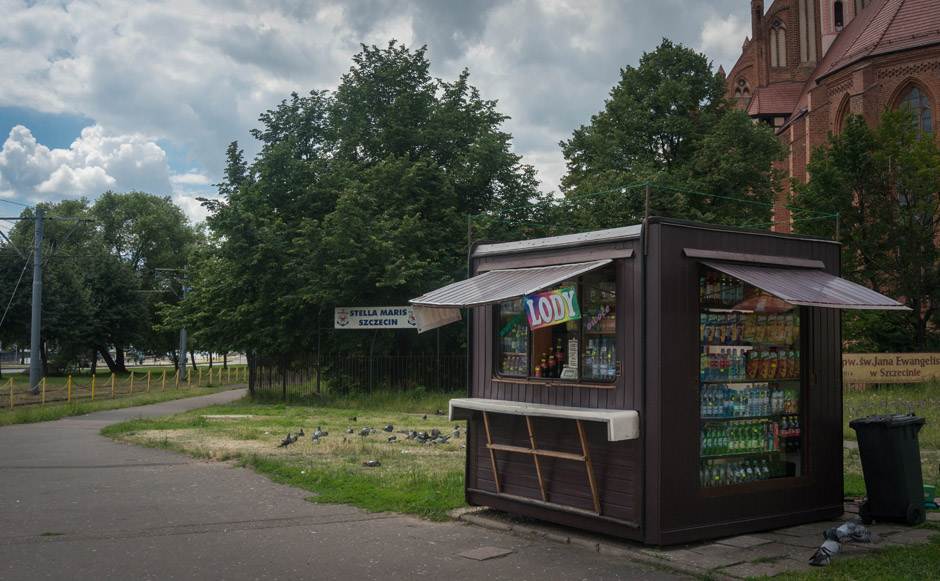 Za każdym razem jak tu przechodzę, przypomina mi się dokument „Taki typ ptactwa” właśnie o tej budce. 