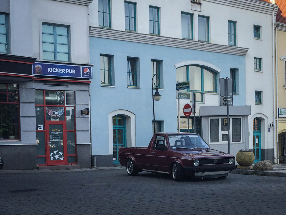 Podzamcze. Siedzę sobie w Kro Cafe. Czytam sobie książkę o fotografowaniu. Jedna z porad brzmi: "Przebywaj w jednym miejscu przed dłuższy czas. Rób zdjęcia temu, co się pojawia w polu widzenia". No to proszę: stuningowany golf do przewożenia kegów. 