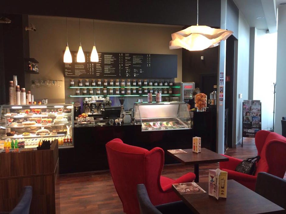 Kawiarnia Duet Coffee znajdująca się na poziomie 1, w okolicy wejścia do hipermarketu Real. 