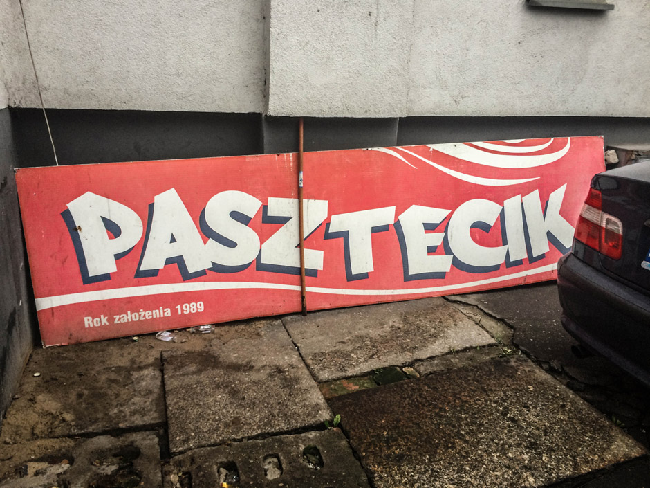Szyld lokalu z pasztecikami na Dworcu Głównym na chwilę przed remontem. Czy po zakończeniu modernizacji Pasztecik powróci? Tu nie mamy 100% pewności. 