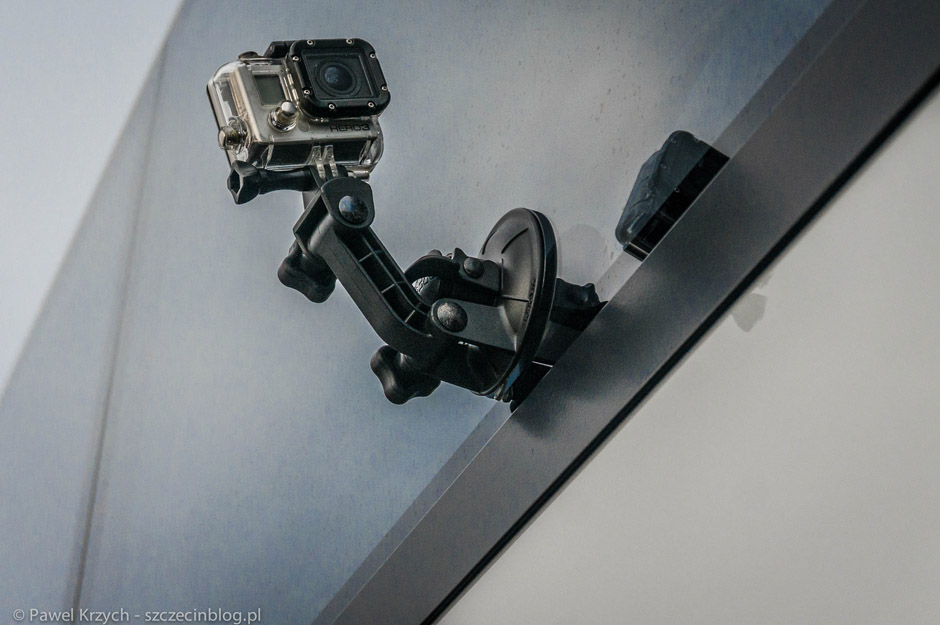 Przyczepienie kamery GoPro na autokarze. Odpadnie, czy nie odpadnie - takie myśli pojawiały się w naszej głowie. Najbardziej baliśmy się o przejazd ulicą Kolumba, potem jest już dość "gładko". 
