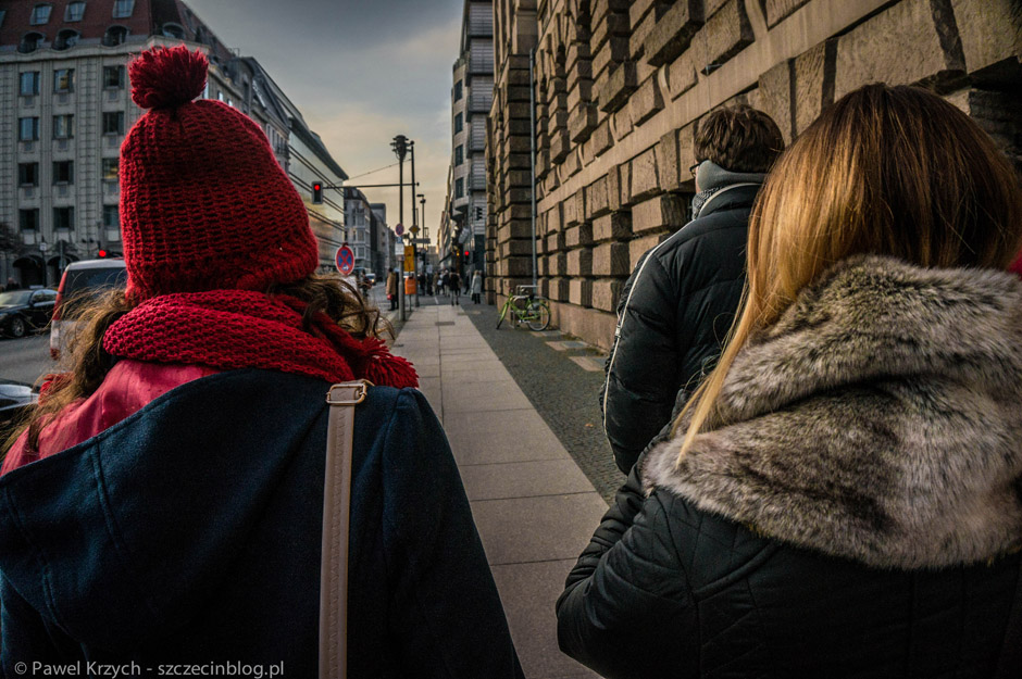 Na miejsce dojechaliśmy przed godziną 14:00. Autokary zatrzymały się przy ulicy Charlottenstraße, w okolicy Jarmarku WeihnachtsZauber Gendarmenmarkt.