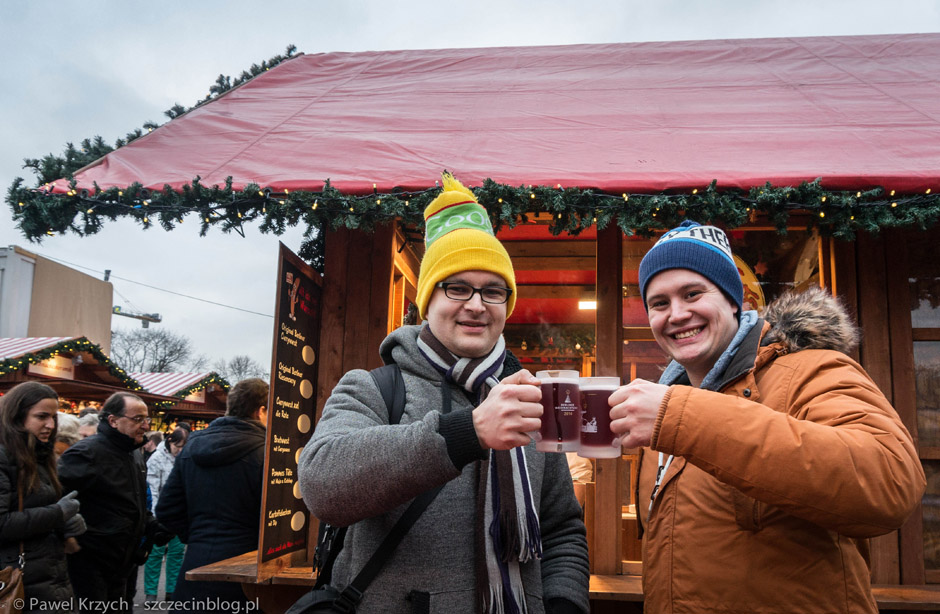 Czas się trochę rozgrzać. Grzane wino w cenie 3€, kaucja za kufelek drugie tyle. Grok kosztował 1€ drożej. Wasze zdrowie!