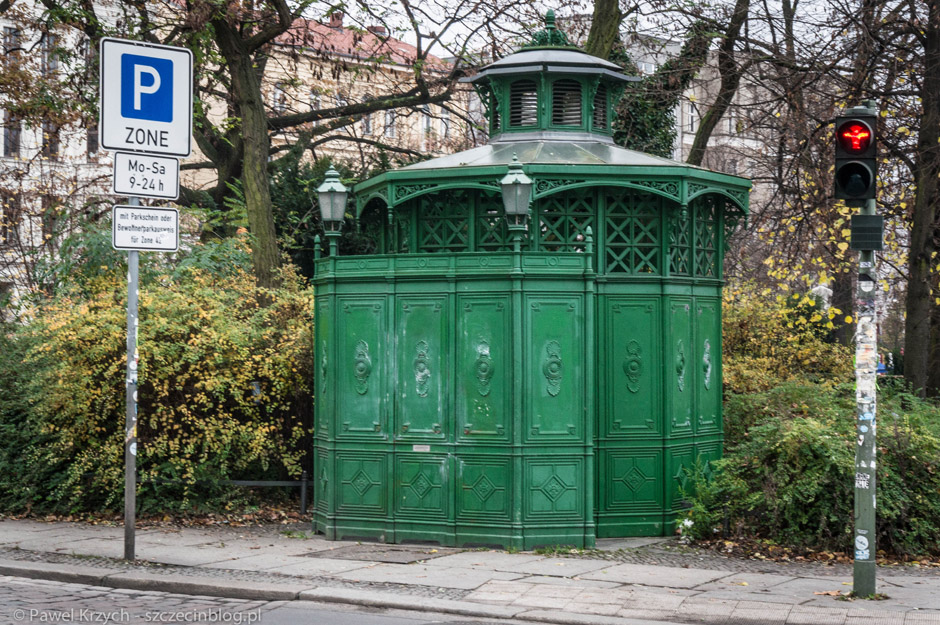Publiczne toalety w dość ciekawe, zabytkowej formie (nie wiem, czy płatne, nie korzystałem). Na sygnalizatorze (jak w całym wschodnim Berlinie) widoczny Ampelann (zamiast standardowych ludzików). 