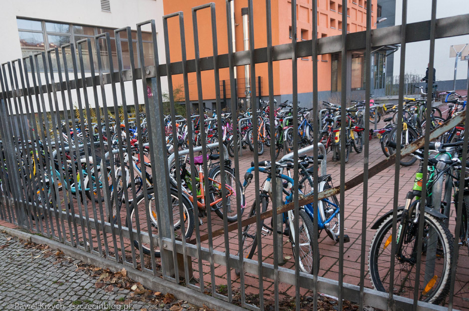 Rowerowy parking pod placówką oświatową. A jak Twoje dziecko dojeżdża do szkoły? 