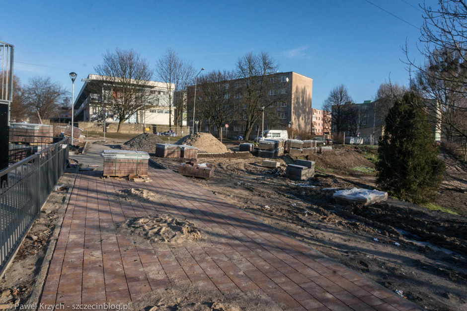 Od strony ulicy Wilczej wszystkie płoty są podemontowane. Ludzie normalnie spacerują w tych okolicach. Chyba tak nie powinno być. 