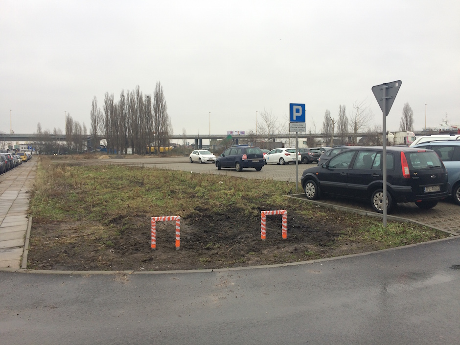 Parkowanie pod Lastadią. Trawnik był nieustannie rozjeżdżany przez leniwych i głupich kierowców, w końcu zarządca wstawił  blokady. 