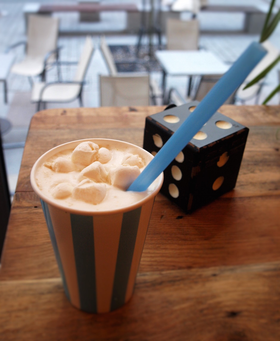 Piccolo latte: słodkie spienione mleko  z piankami marshmallow. Dla dzieci, ale pewnie nie tylko. 
