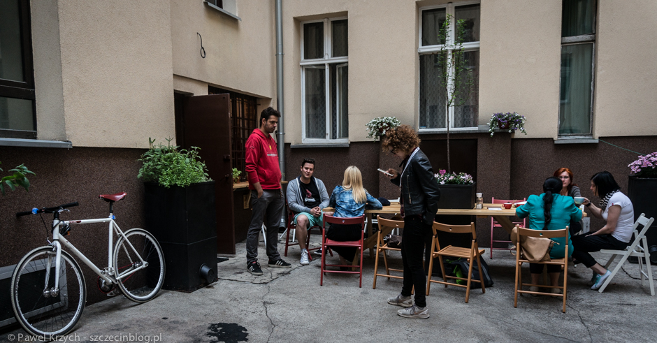Miejsce wyjątkowe, bo pierwsze w podwórzu oficyny. Do tej pory bramy kojarzyły się wyłącznie z piciem piwa, taniego wina czy wódy. Od tej pory w bramie można wypić również kawę. 
