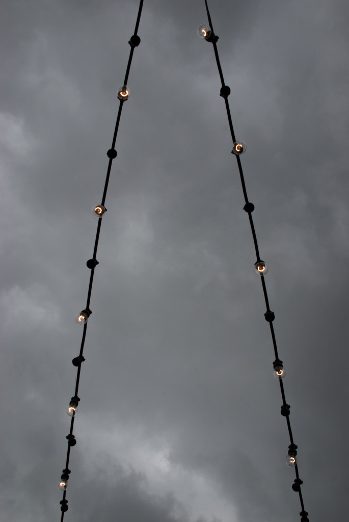 Oświetlenie nad plażą. Bardzo klimatyczne.