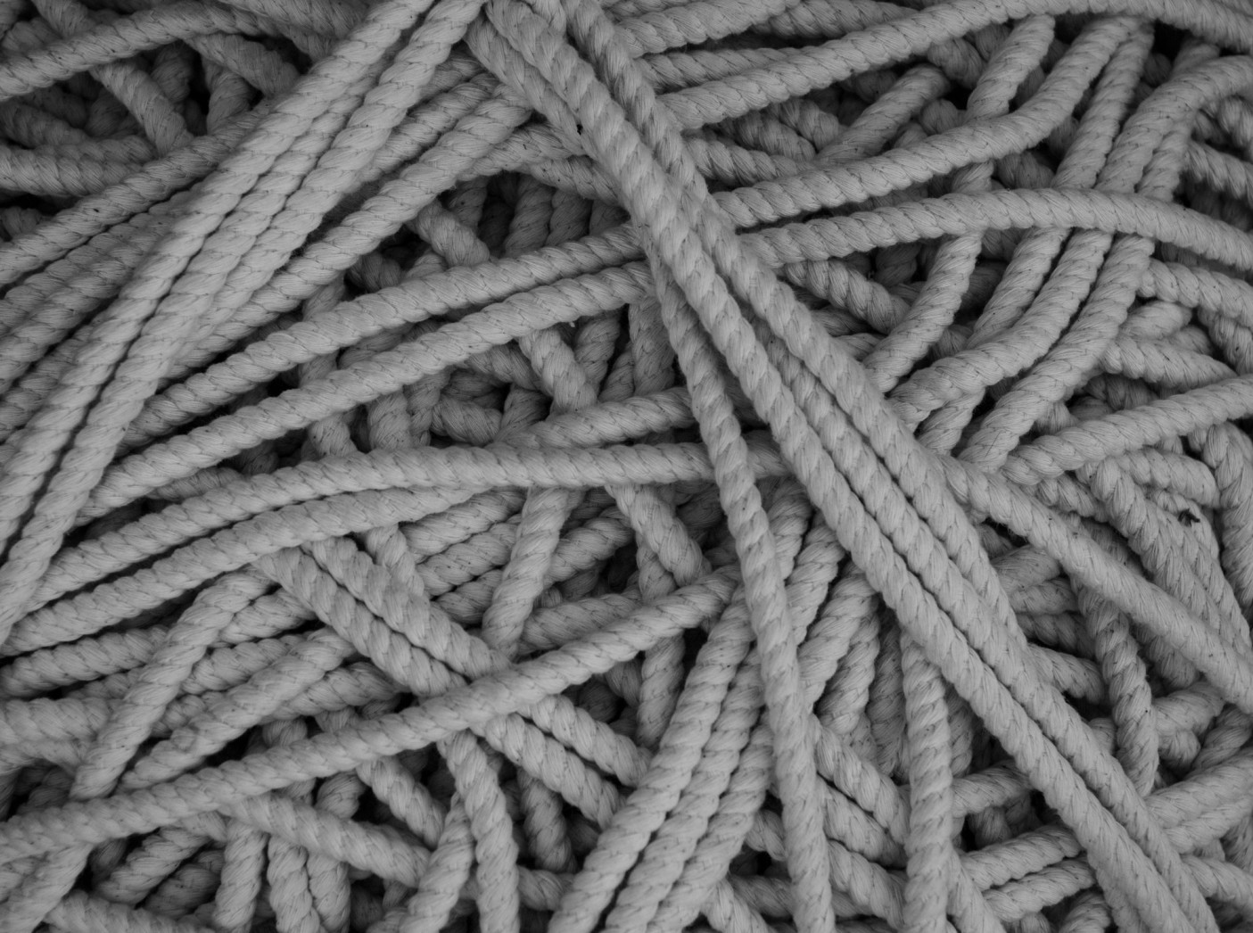 Wielka kulka z tego sznura trzyma otwarte drzwi butiku. Nawiązuje do marynistycznych tradycji Szczecina.