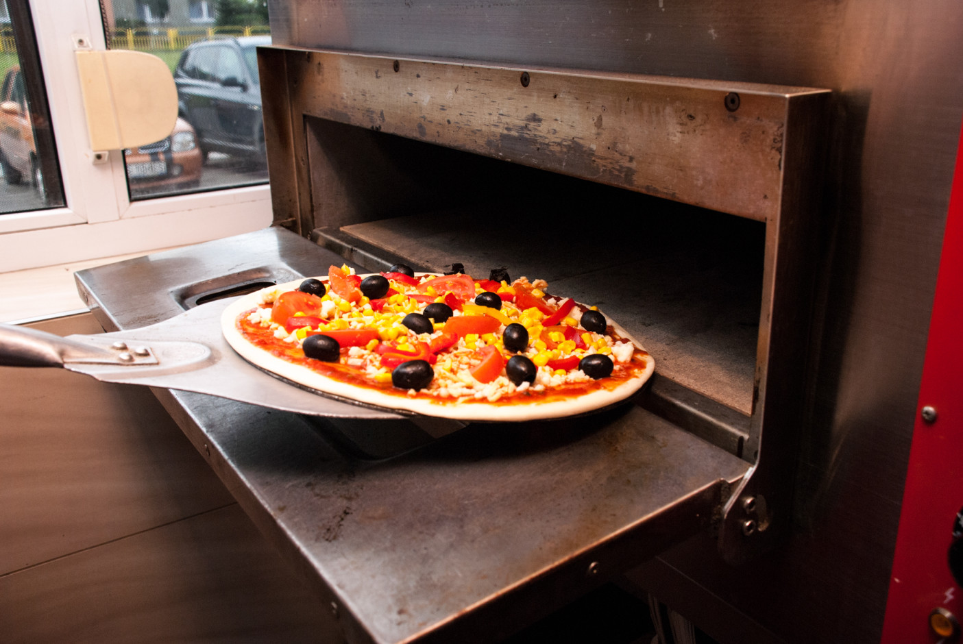 I do pieca! Piece do pizzy osiągają bardzo wysokie temperatury, około 400 stopni. Dlatego pizza zrobiona w domu nie będzie podobna do tej z pizzerii. Piekarnik domowy rzadko przekracza 250 stopni.