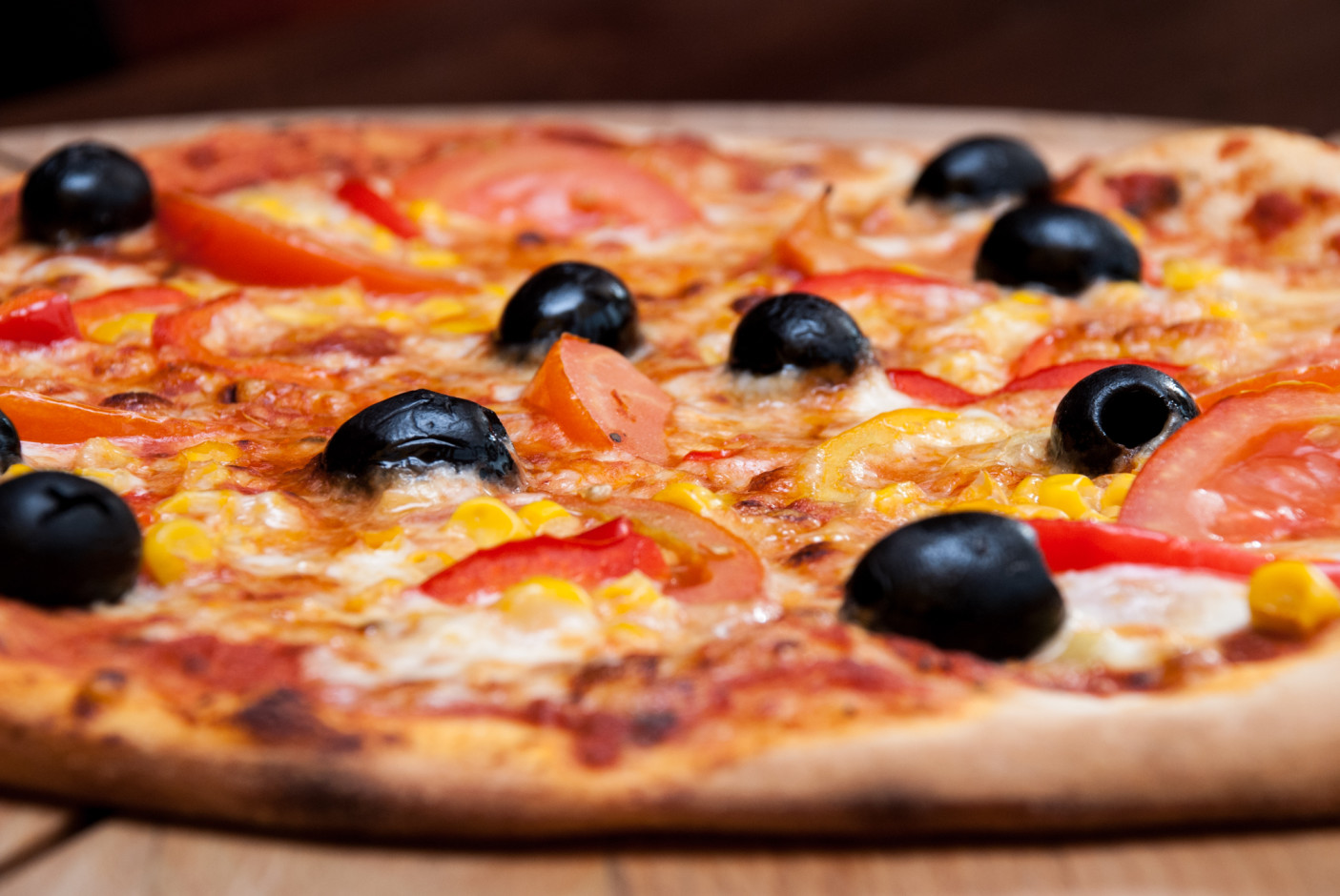 Po kilku minutach w piecu w wysokiej temperaturze, pizza jest gotowa. Do każdej pizzy otrzymujemy sos gratis - czosnkowy, meksykański lub tysiąca wysp.