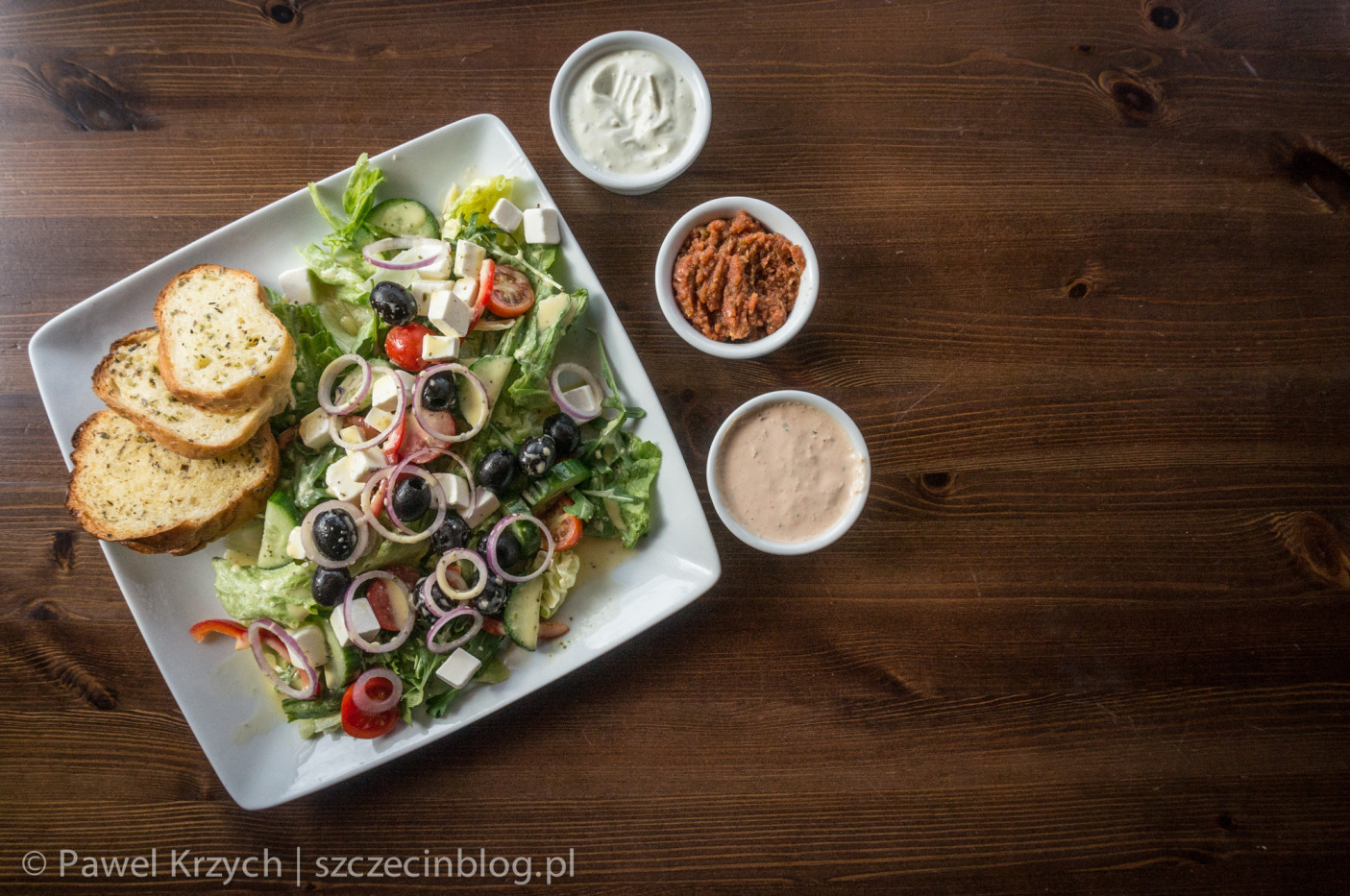 Solidna porcja sałatki greckiej. Bardzo lubię wszystko, co jest z serem feta i chyba nie będę obiektywny pisząc, że mi smakowała ta sałatka. Niech każdy sam sobie sprawdzi. Na zdjęciu znalazły się sosy do pizzy, o których wspominałem wcześniej. Mój faworyt to czosnkowy.