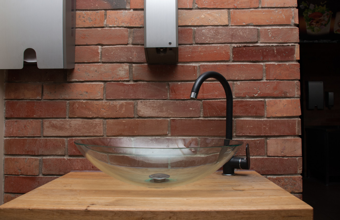 Bezpośrednio na sali znajdziemy designerską umywalkę, gdzie w każdej chwili można umyć ręce. Biorąc pod uwagę, że większość potraw jemy palcami, to bardzo przydatne rozwiązanie.  Po tym jak je tutaj zobaczyłem, nie rozumiem dlaczego w innych lokalach tego nie ma.