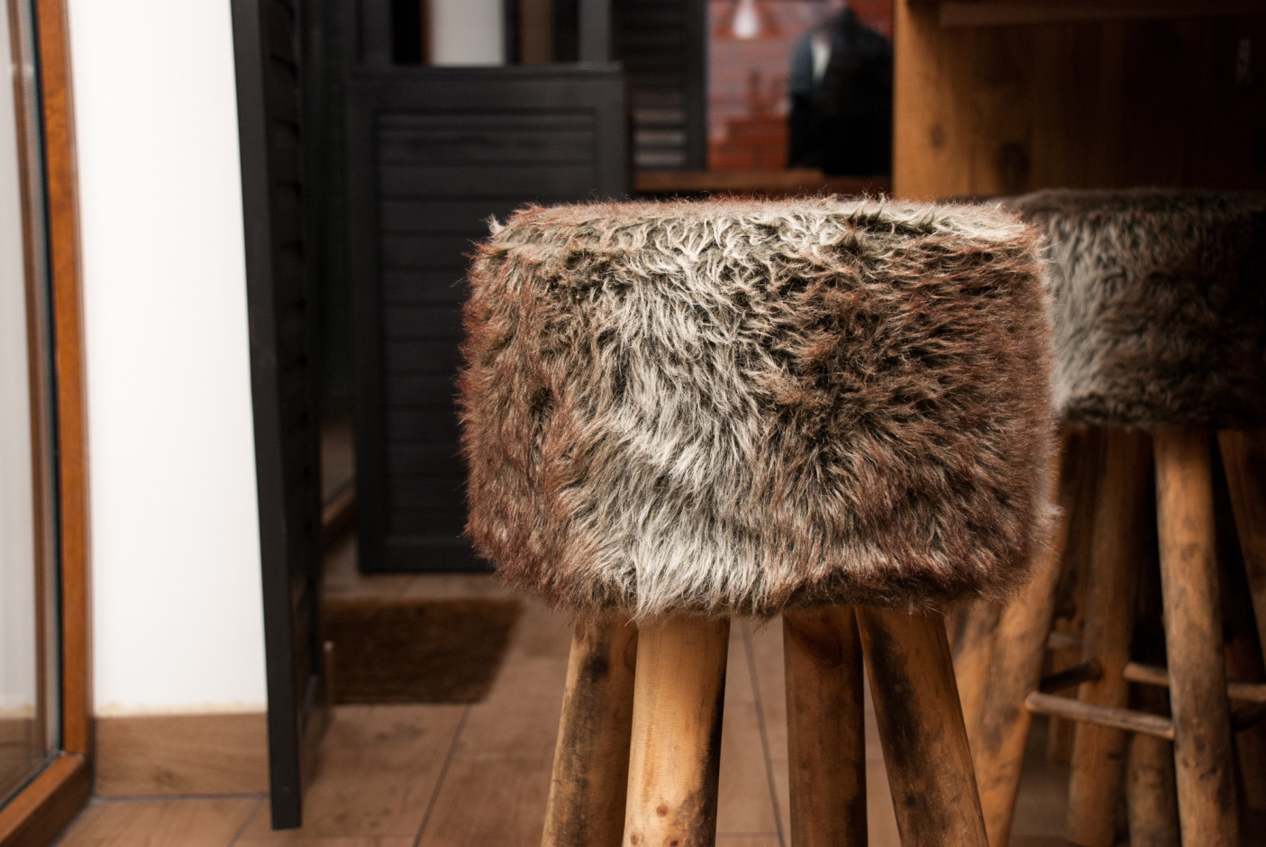 Siedzimy na takich sympatycznych, futrzastych stołeczkach.