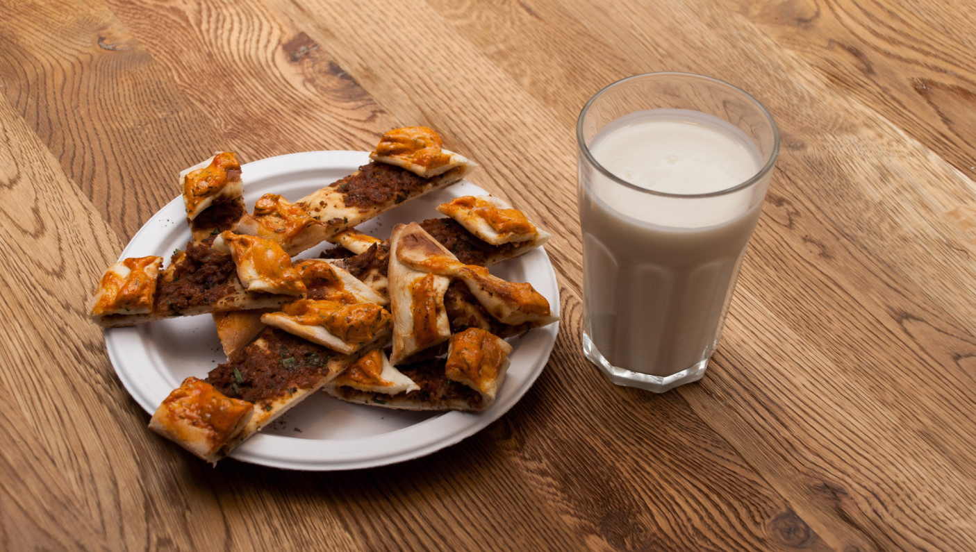 Tak wygląda Börek w wersji na talerzu, pokrojona w paski, żeby wygodniej się jadło.