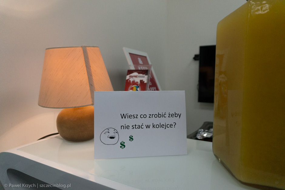 Kolejkę do baru można było ominąć - wystarczyło dać monetę ;)