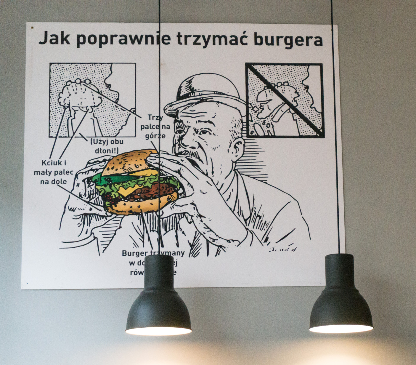 Zanim zatopimy się w burgerze, warto rzucić okiem na szybką grafikę instruktażową. 
Burger to nie bułka z masłem i aby jeść go z klasą, trzeba to robić taktycznie. A w Krowie na Deptaku Burgery są całkiem sporych rozmiarów - 170 g mięsa, sosy domowej roboty, świeże warzywa, różne dodatki.