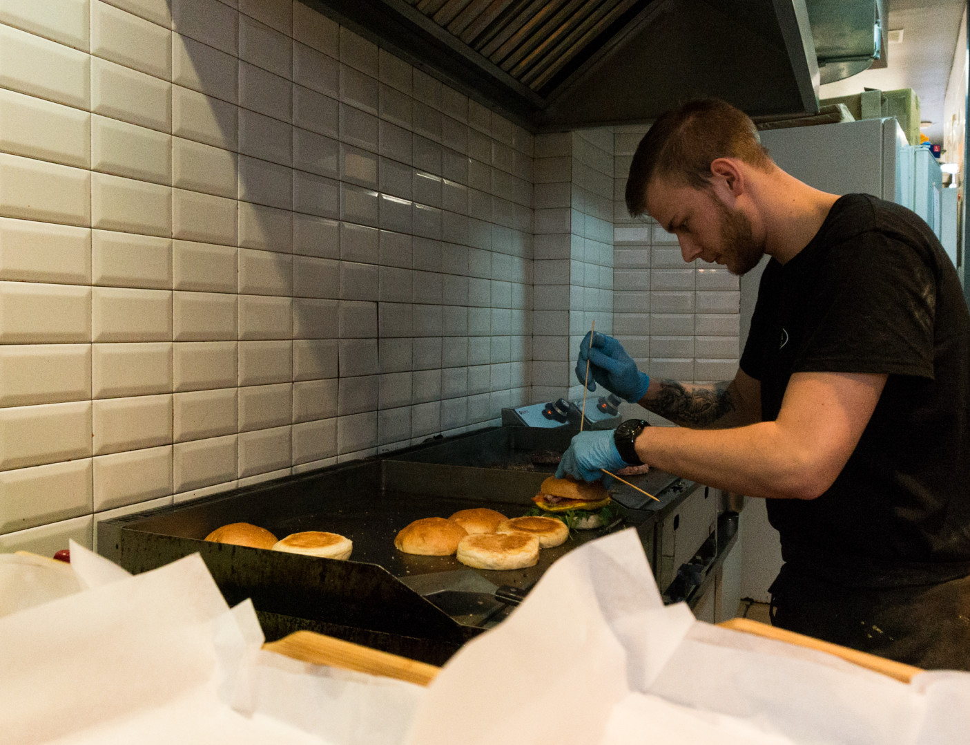 Kuchnia jest otwarta i każdy może podejrzeć, jak jego burger nabiera kształtów, warstw, kolorów, czy czegokolwiek z czym burgera zamówił.