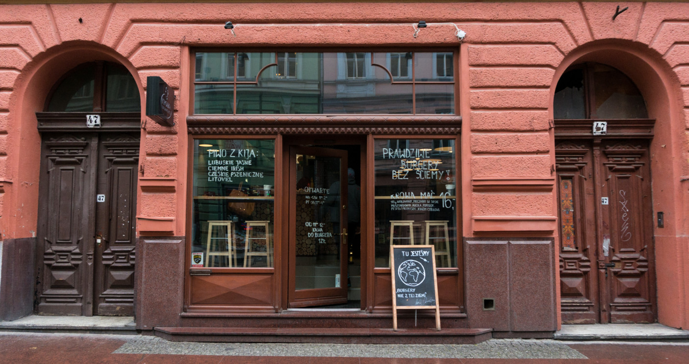 Rozpoczynamy naszą wycieczkę. Krowę na Deptaku ciężko przeoczyć. Jest mniej więcej na środku. Znajdziemy ją po prawej stronie idąc w kierunku Frygi.