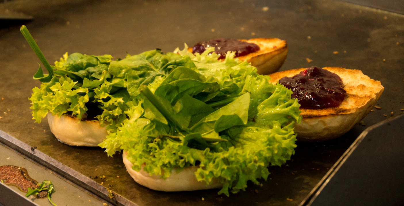 Te akurat burgery są w nieco zdrowszej wersji, bo znajdziemy w nich sos żurawinowy i szpinak.