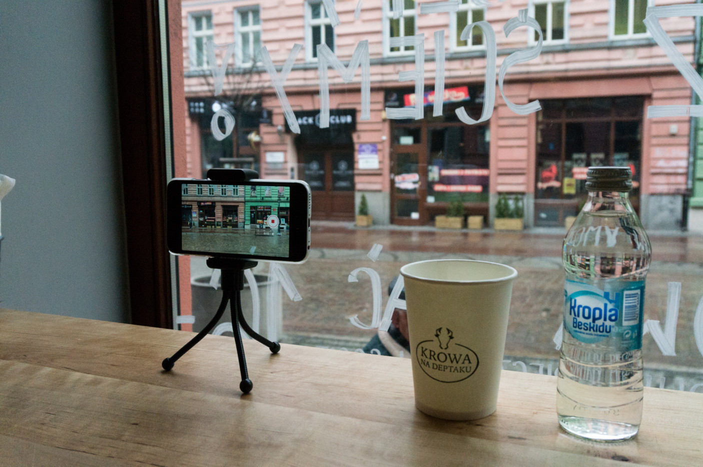 Osobiście moim ulubionym miejscem jest to przy oknie (bo wpadam często - przyznaję). Dobrze widać Deptak i ludzi, którzy ciągle chodzą to w jedną, to w drugą stronę.